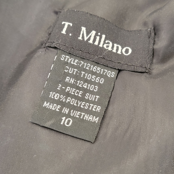 Two piece T.Milano skirt suit - Picture 7 of 9
